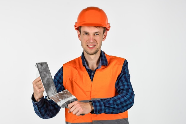 Фото Мужчина-штукатур с инструментами носит защитную каску, временное разрешение на работу