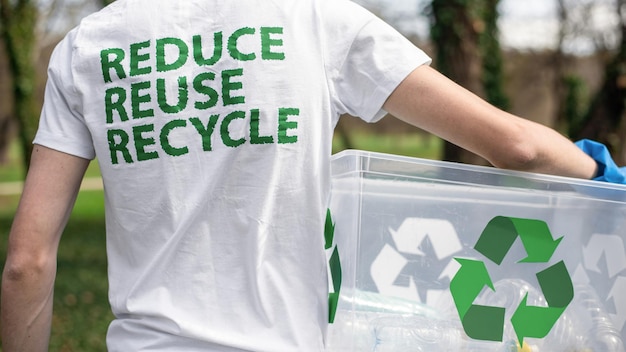 汚染された公園で収集しているプラスチックごみの男