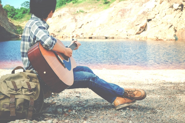 Photo man playin guitar outdoor relax concepts