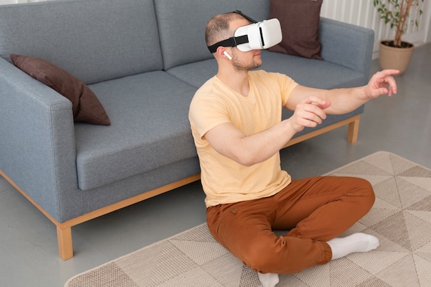 사진 vr 고글을 착용하는 동안 비디오 게임을하는 남자