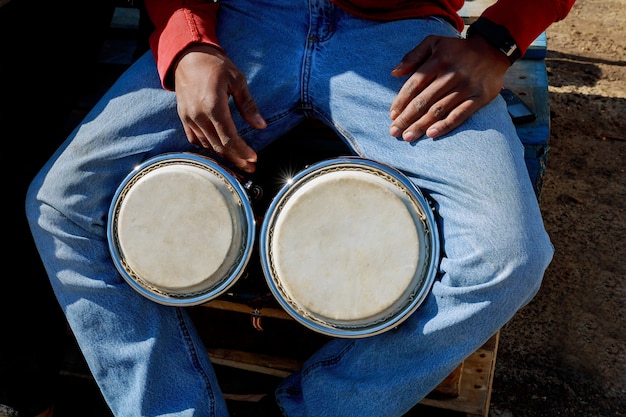 Photo a man playing african drum djembe