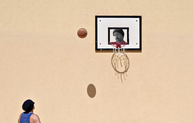 Photo man playing basketball