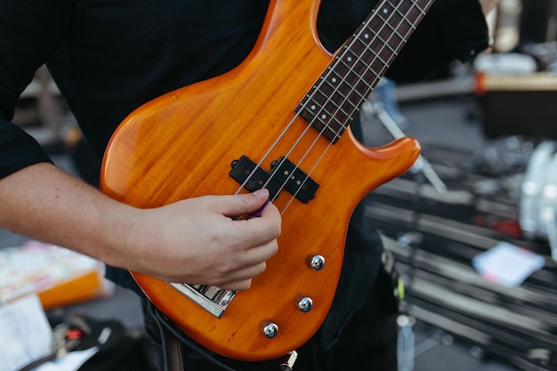 Foto uomo che suona la chitarra basso