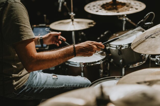 Foto uomo che suona la batteria a un concerto