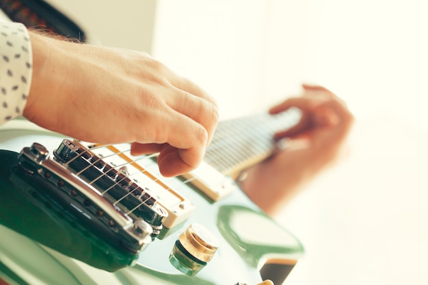 Foto uomo che suona la chitarra elettrica