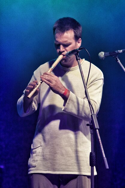 Foto uomo che suona il flauto durante un concerto