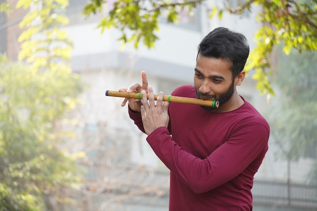 Uomo che suona il flauto - strumento musicale indiano