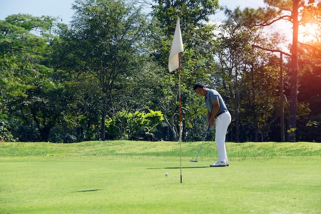 Photo man playing golf course