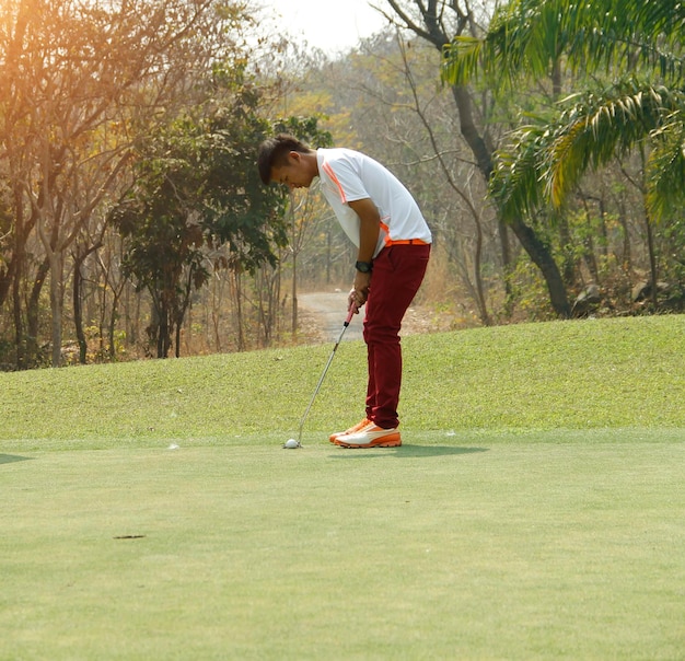 Photo man playing golf on field