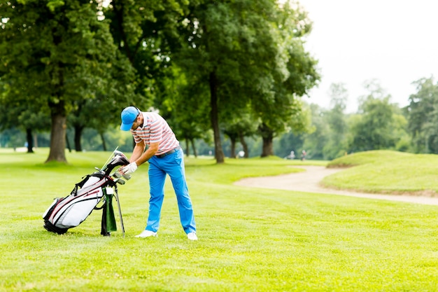 Uomo che gioca a golf