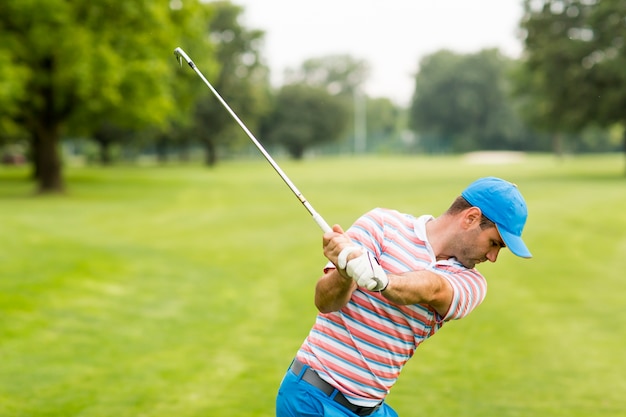 Uomo che gioca a golf