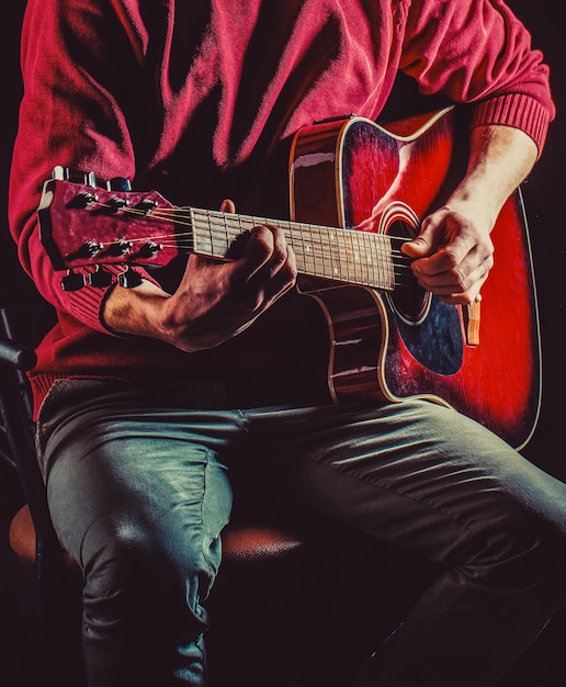 Uomo che suona la chitarra. chiuda sulla mano che suona la chitarra. musicista che suona la chitarra, musica dal vivo. chitarra elettrica. ripetizione di band di musica rock. festival musicale.