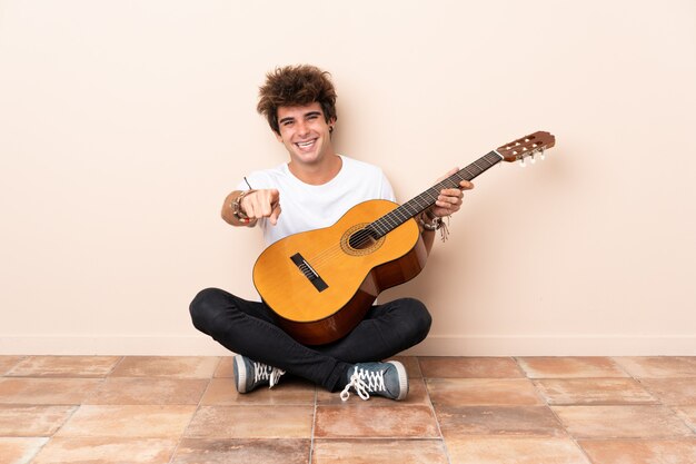 Foto uomo che suona la chitarra al chiuso