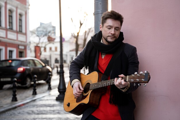 Foto uomo che suona il colpo medio di chitarra