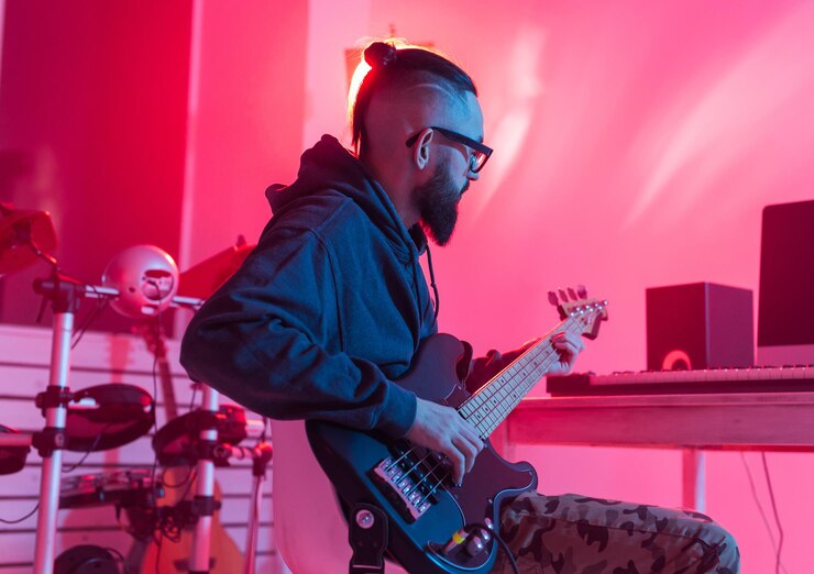 Photo man playing guitar at music concert