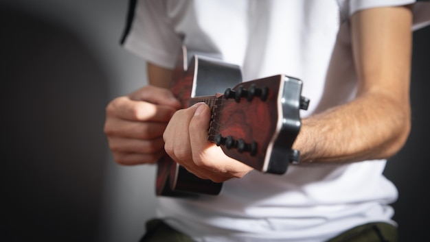 Uomo che suona la chitarra stile di vita musicale