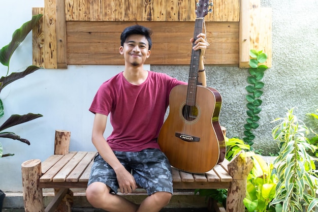 Un uomo che suona la chitarra nel parco