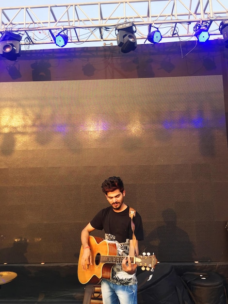 Foto uomo che suona la chitarra sul palco