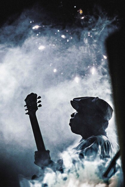 Foto uomo che suona la chitarra