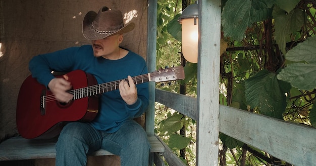 Foto uomo che suona la chitarra