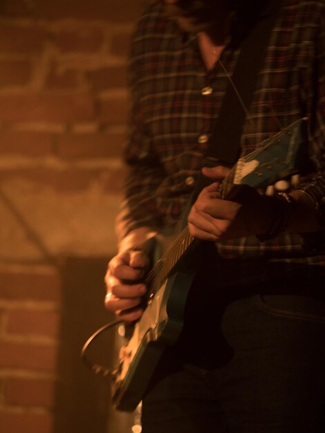 Фото Мужчина играет на гитаре.
