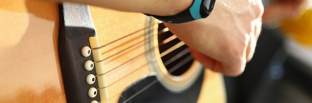 Foto uomo che suona alla chitarra