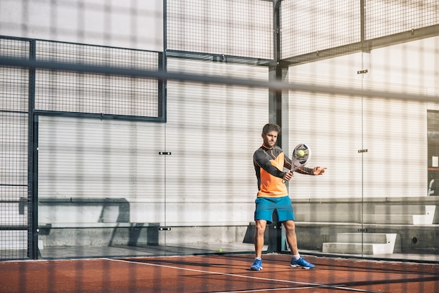 Foto uomo che suona il padel