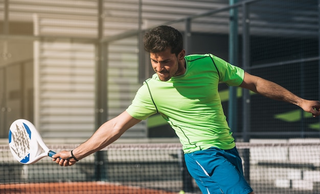 Uomo che suona il padel