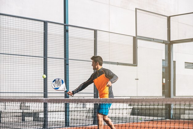 Uomo che suona il padel