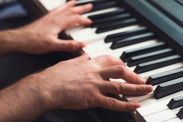 Uomo che suona il pianoforte da vicino