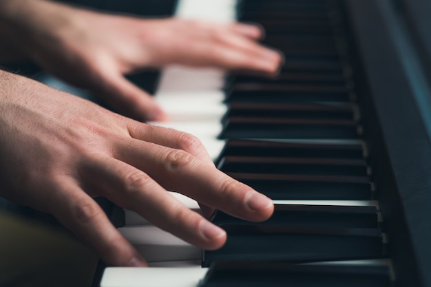 Photo man playing piano close up