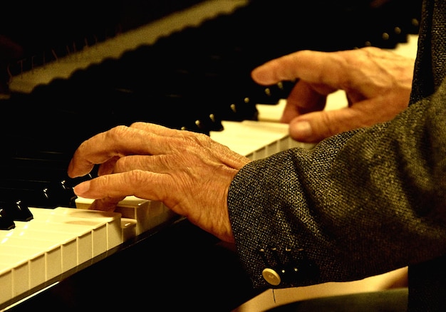 Foto uomo che suona il pianoforte