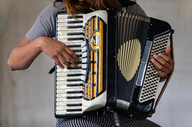 Photo man playing piano