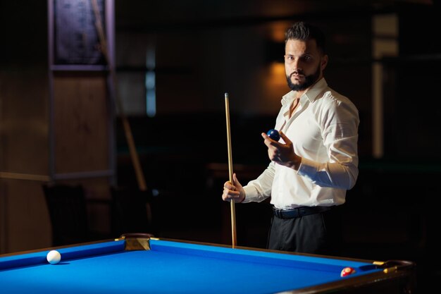 Photo man playing pool