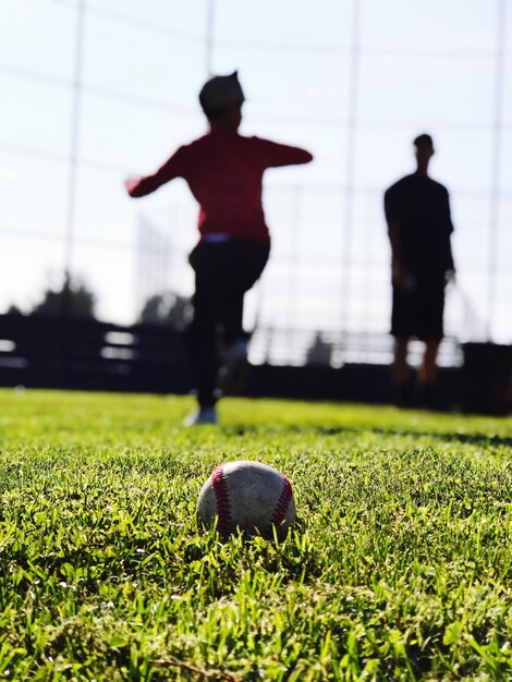 写真 フィールドでサッカーをしている男