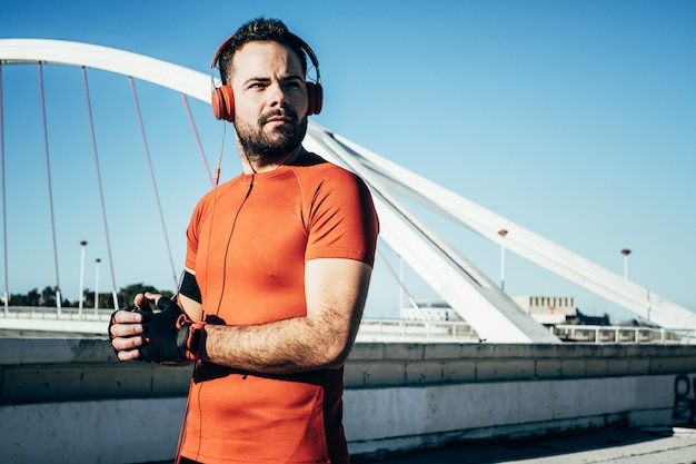 Photo man playing sports and listening to music with headphones