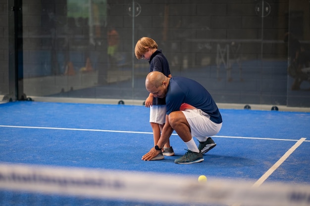 Foto uomo che gioca a tennis