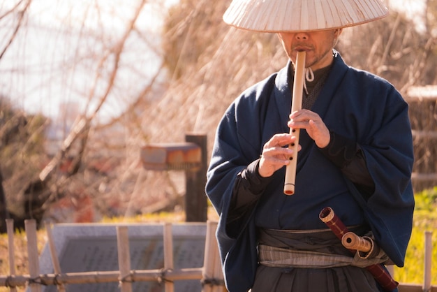 Photo man playing traditional instrument