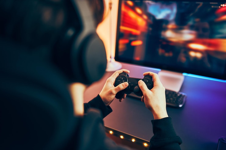Photo 家でビデオゲームをしている男性ゲームパッドを握っているゲーマーオンラインでストリーマーをプレイし楽しんでいます