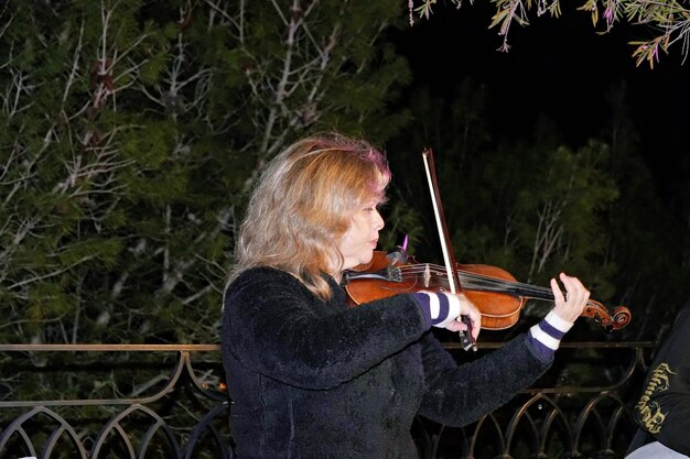 Foto uomo che suona il violino