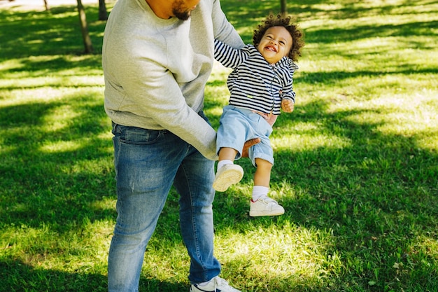公園で赤ちゃんと遊んでいる男