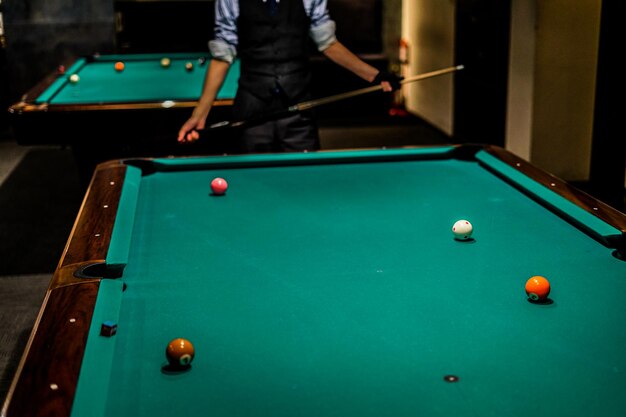 Photo man playing with ball on table