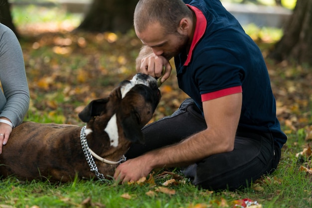 Foto uomo che gioca con il cane