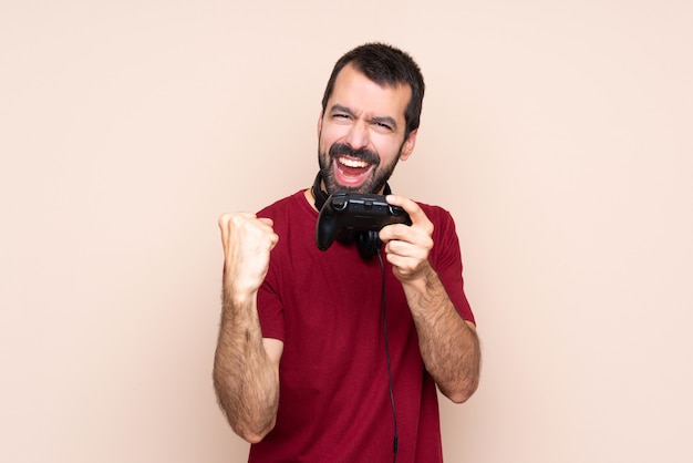 Uomo che gioca con un controller per videogiochi