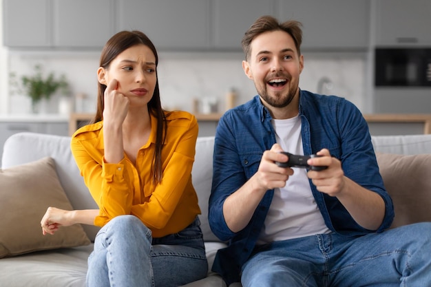 男性はビデオゲームをし女性は疑的に見ています