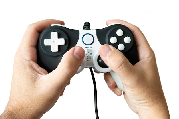 Foto l'uomo gioca ai videogiochi con la console mani con game pad isolato su sfondo bianco concetto di gioco