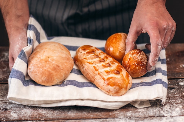 Man plukken warm knapperig brood