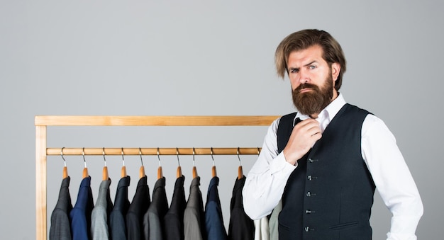 Man plukt pak uit persoonlijke garderobe mode kleding concept