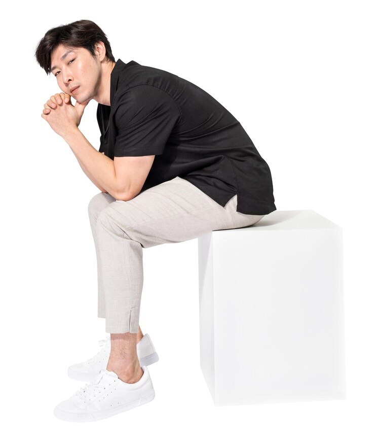 Photo 검은 셔츠를 입은 남자 png 모형 캐주얼 옷 전체 몸