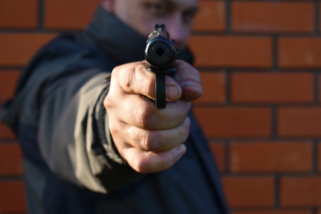 L'uomo puntò la canna di una pistola